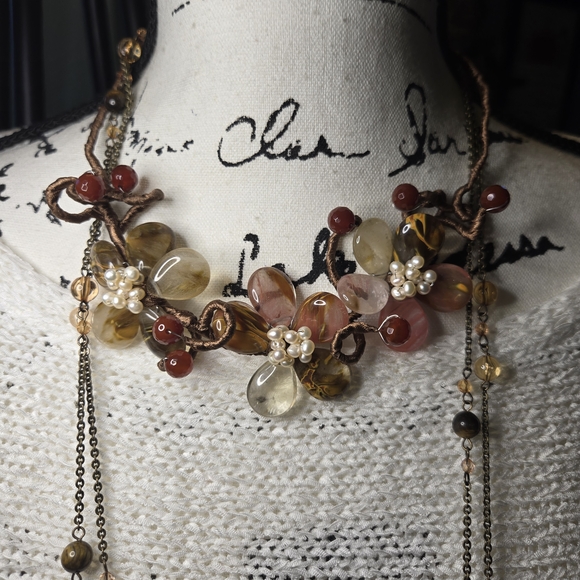 Jewelry - Elegant Floral Beaded Necklace